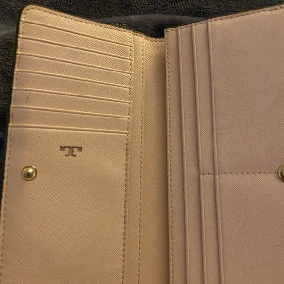 Tory Burch authentic pink wallet in near perfect condition. - Picture 3 of 3